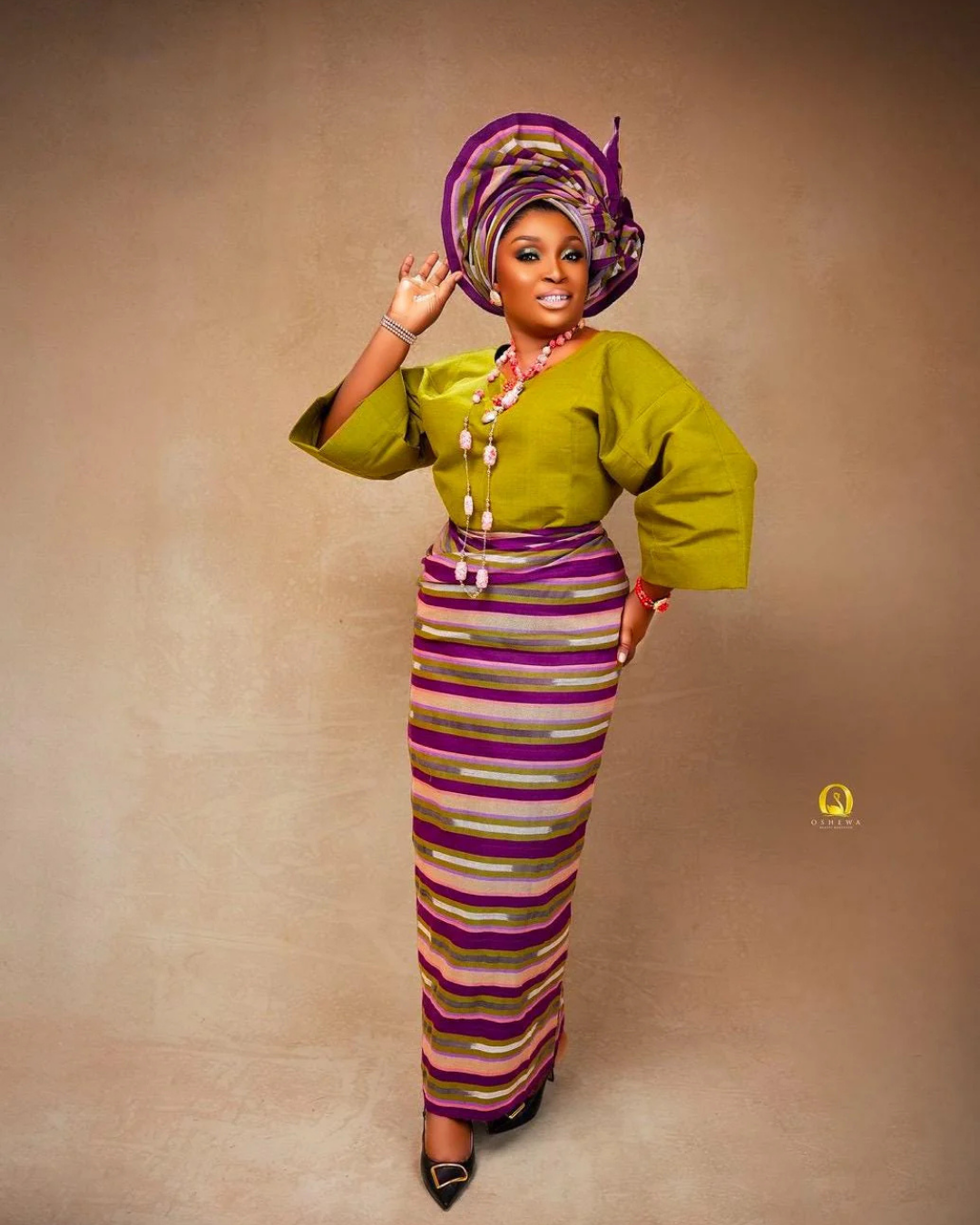 Classic Asooke Iro and Buba, Mother Of The Bride And Groom Outfits, 40th Birthday Attire, Asooke For Women, Nigerian Wedding Suit, Asooke
